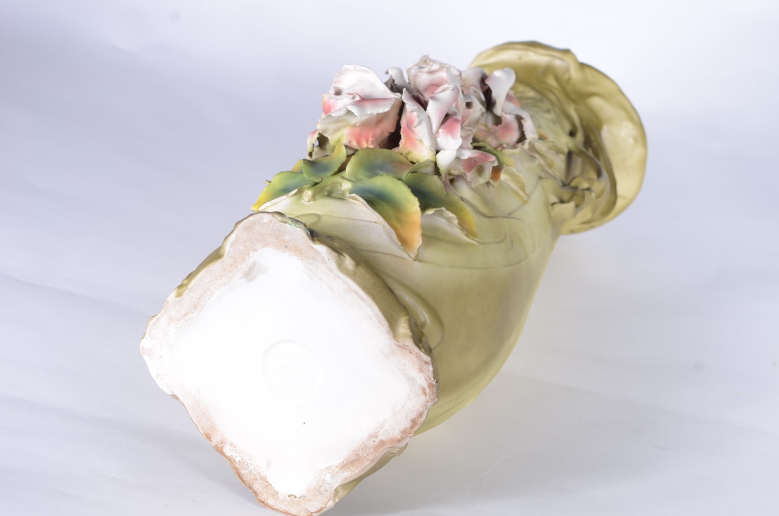 Vaso de porcelana Art Nouveau com flores em relevo. Bicados e base... - foto 8 de 8