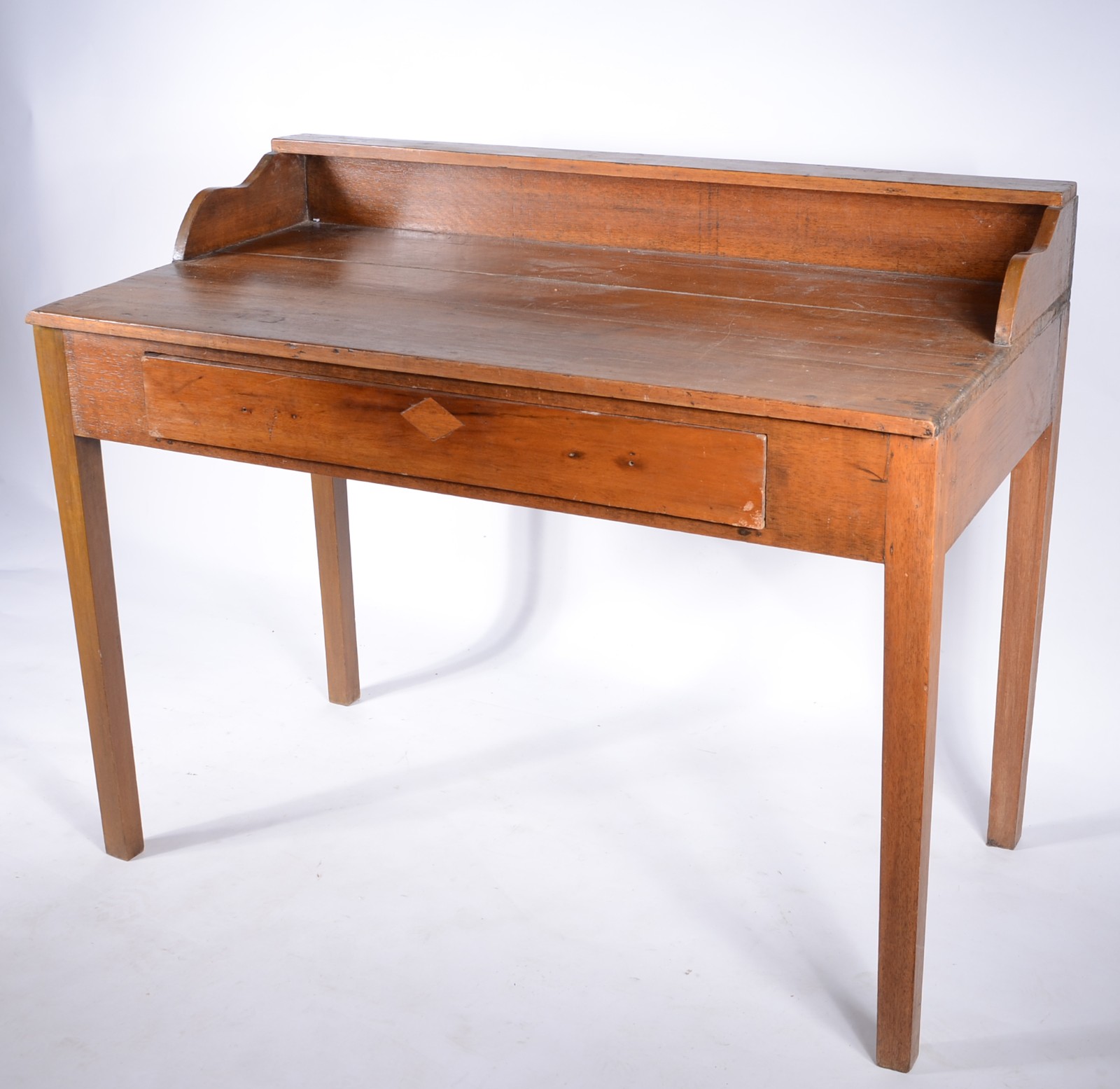Mesa escrivaninha de madeira clara com pequema alçada superior e uma... - foto 1 de 7