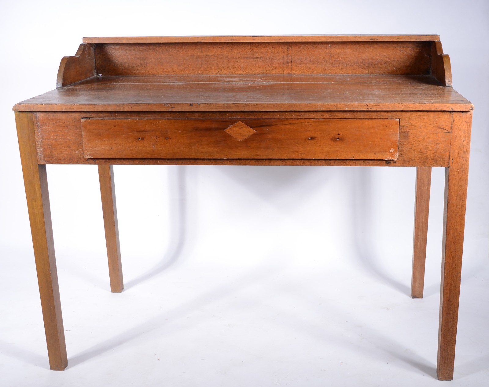 Mesa escrivaninha de madeira clara com pequema alçada superior e uma... - foto 2 de 7