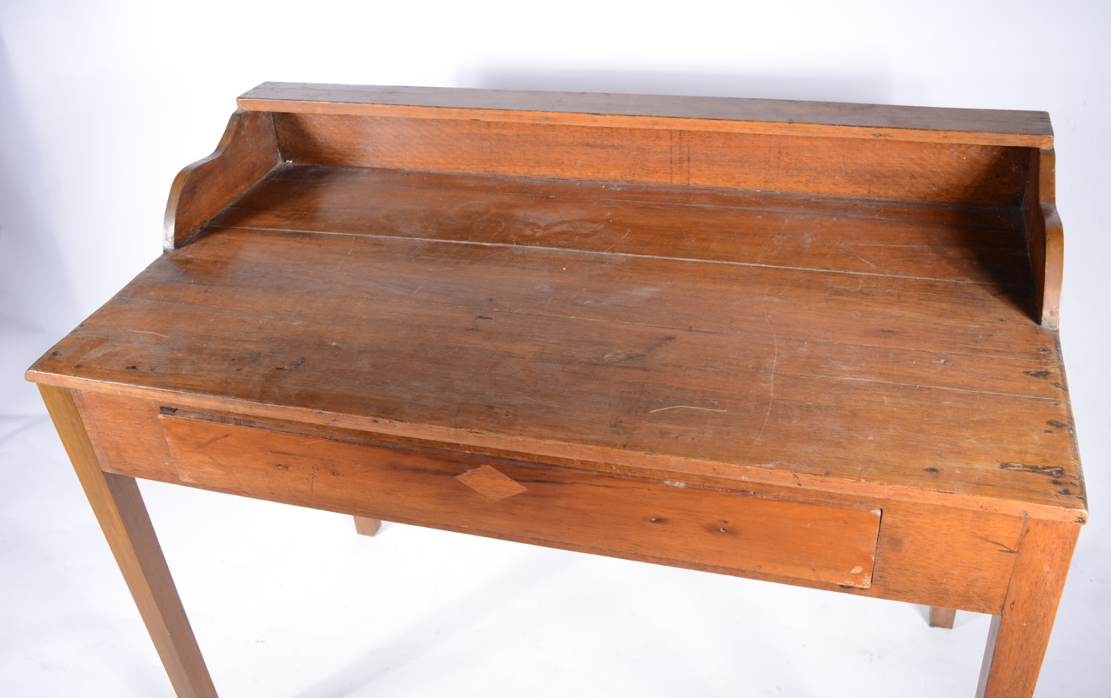 Mesa escrivaninha de madeira clara com pequema alçada superior e uma... - foto 3 de 7