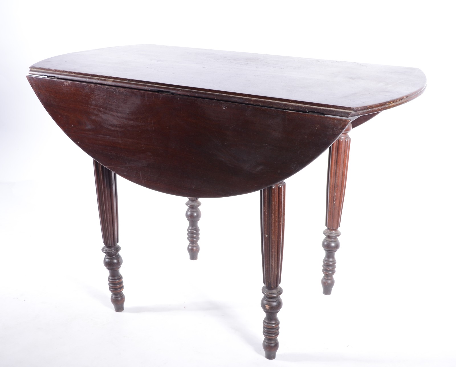 Mesa de madeira nobre com abas, pernas cilíndricas frisadas. - foto 2 de 8