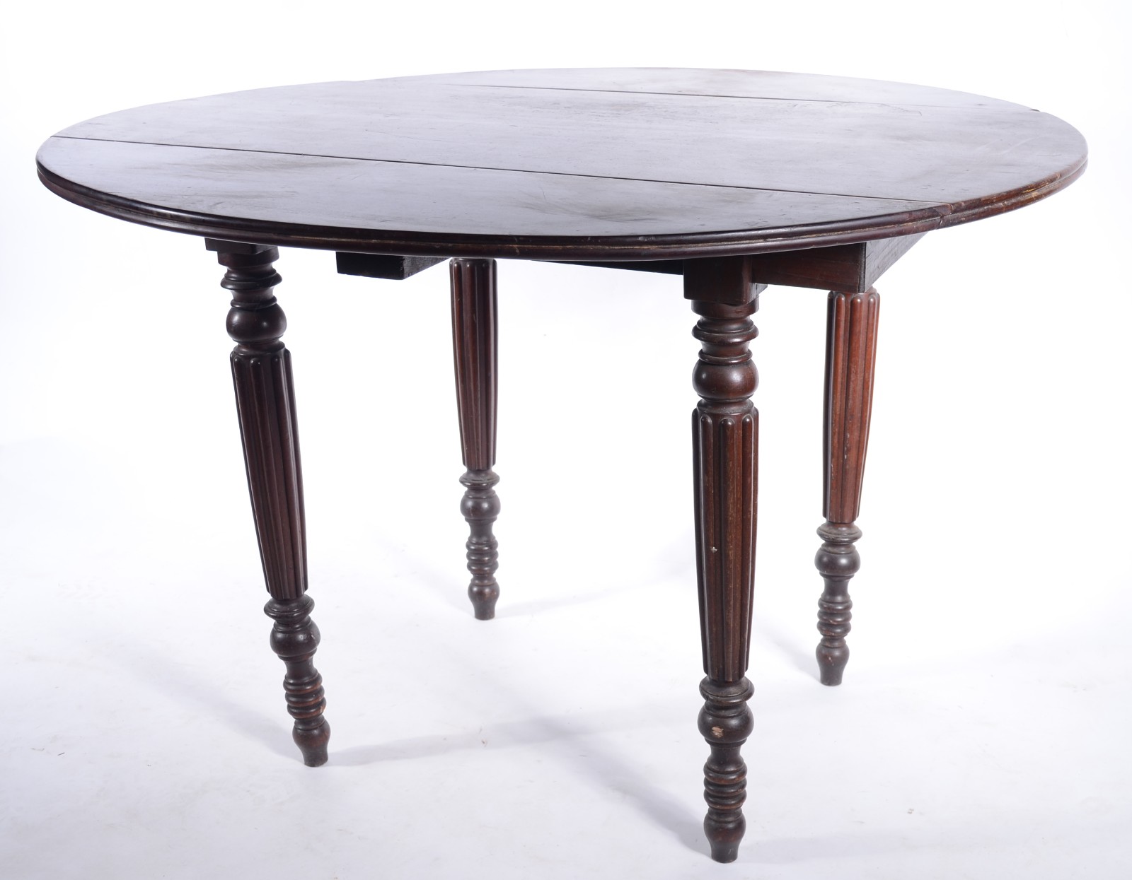 Mesa de madeira nobre com abas, pernas cilíndricas frisadas. - foto 3 de 8