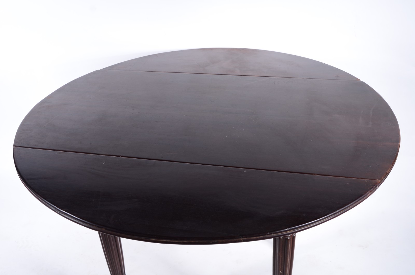 Mesa de madeira nobre com abas, pernas cilíndricas frisadas. - foto 4 de 8