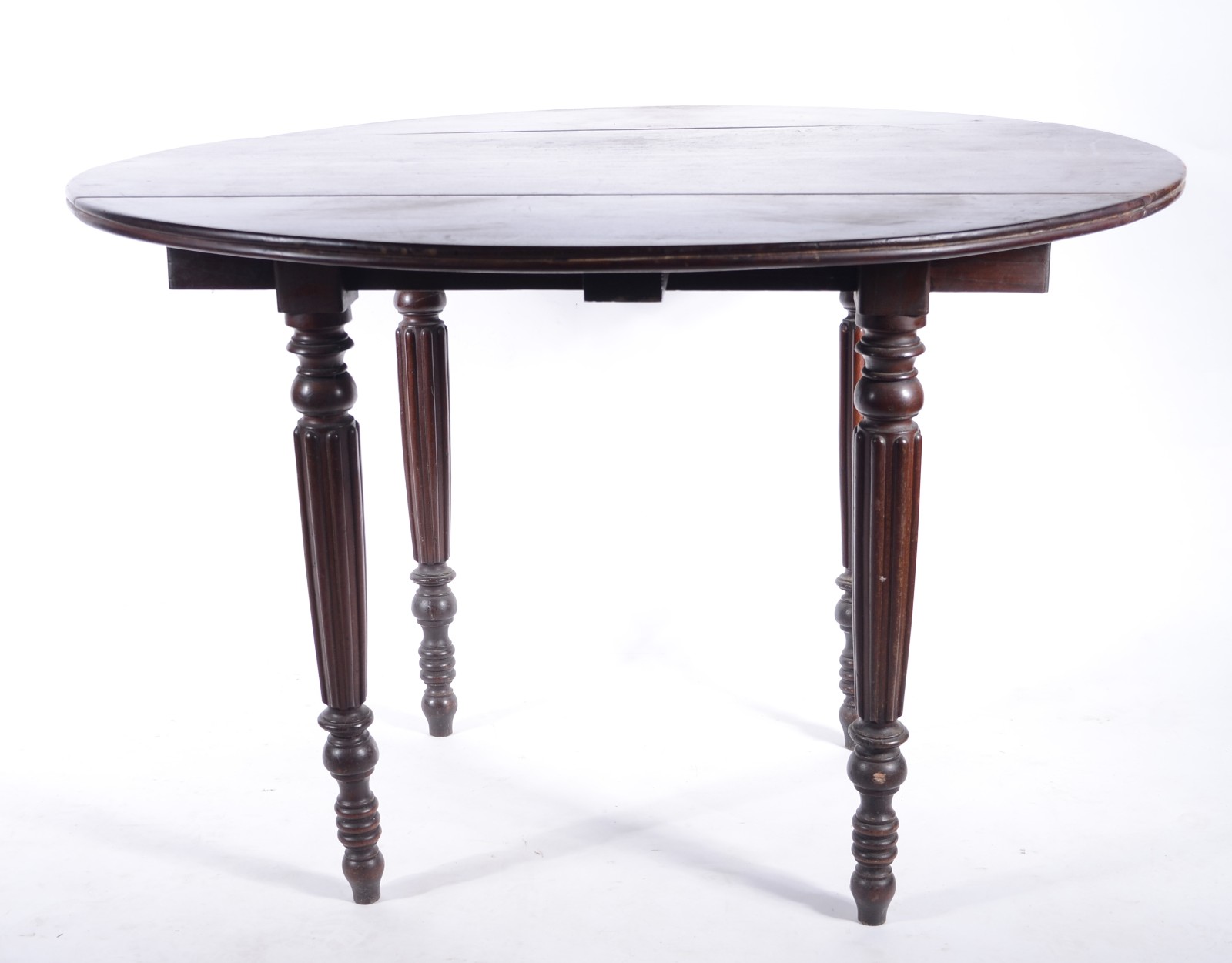 Mesa de madeira nobre com abas, pernas cilíndricas frisadas. - foto 6 de 8