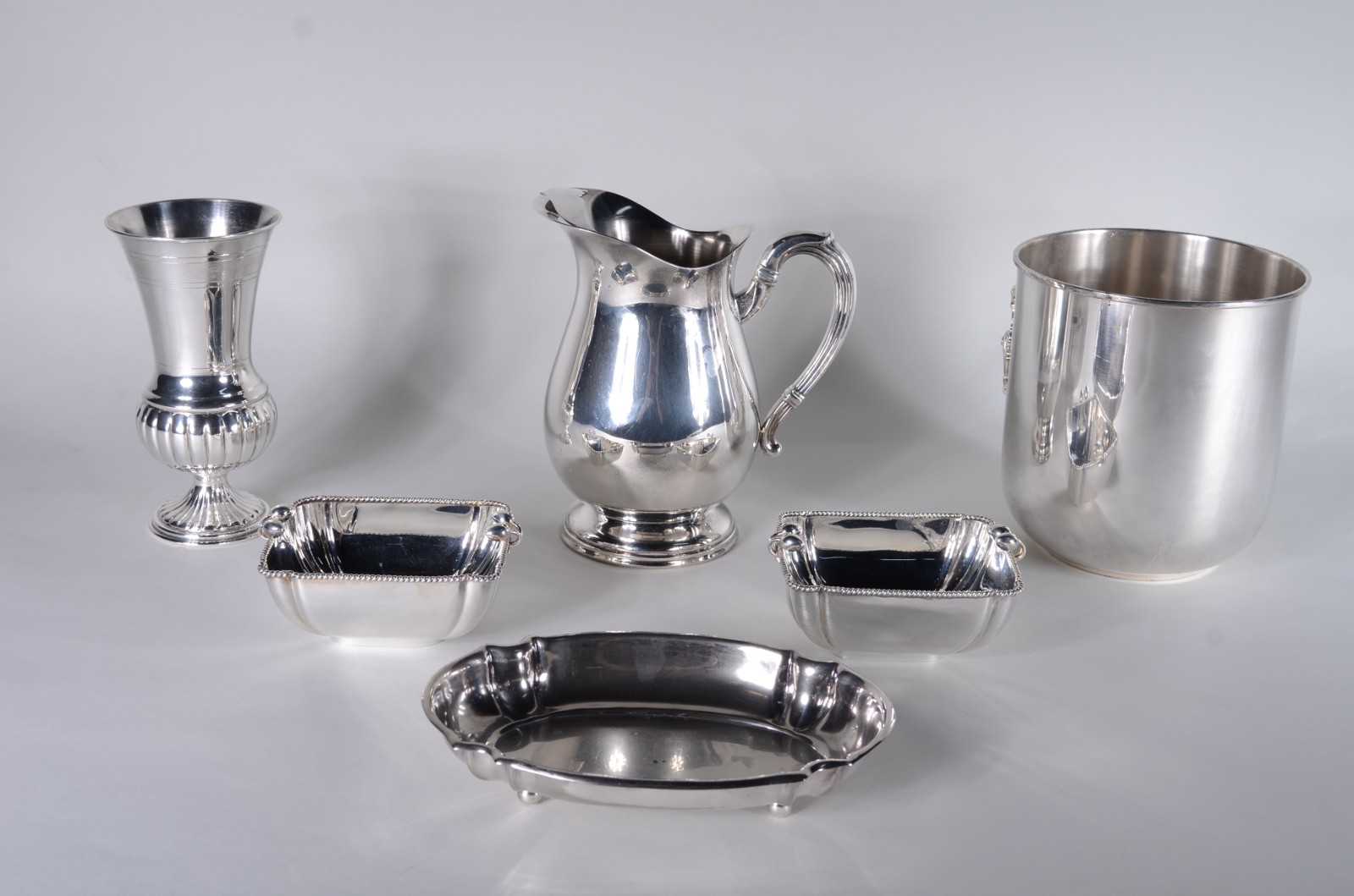 Seis peças diversas de metal prateado, sendo: vaso com base gomada... - foto 1 de 7