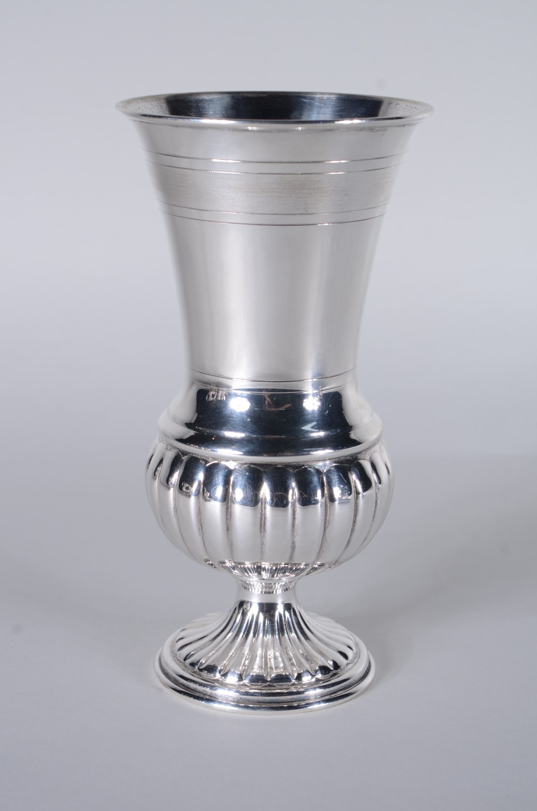 Seis peças diversas de metal prateado, sendo: vaso com base gomada... - foto 2 de 7