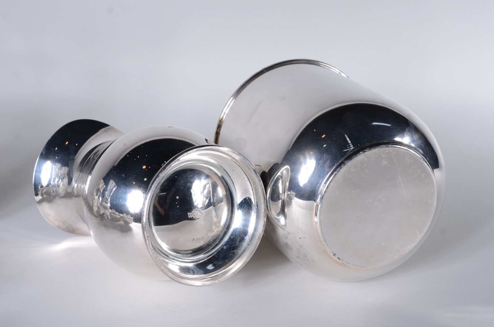 Seis peças diversas de metal prateado, sendo: vaso com base gomada... - foto 3 de 7