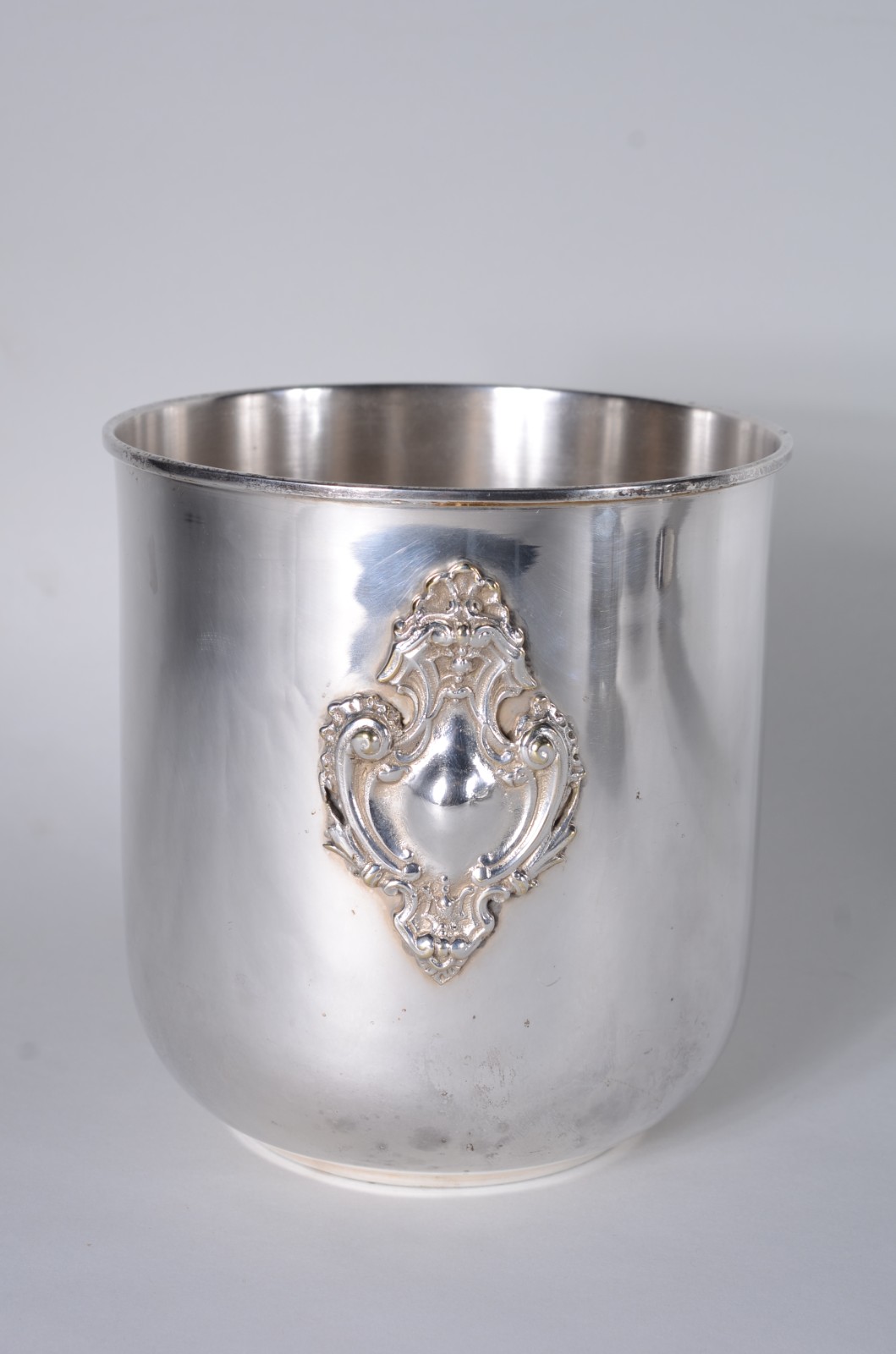 Seis peças diversas de metal prateado, sendo: vaso com base gomada... - foto 5 de 7