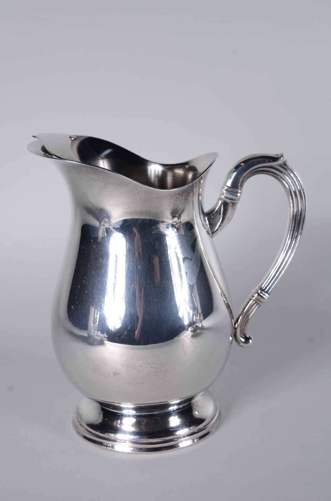 Seis peças diversas de metal prateado, sendo: vaso com base gomada... - foto 6 de 7