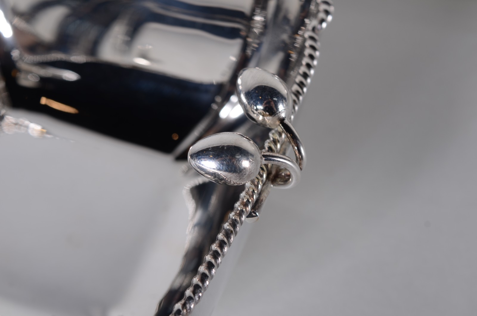 Seis peças diversas de metal prateado, sendo: vaso com base gomada... - foto 7 de 7