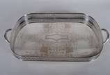 Bandeja de metal prateado com alças. Com desgas... - Bandeja de metal prateado com alças. Com desgastes.