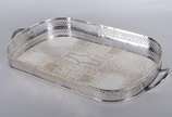 Bandeja de metal prateado com alças. Com desgas... - Bandeja de metal prateado com alças. Com desgastes.