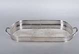 Bandeja de metal prateado com alças. Com desgas... - Bandeja de metal prateado com alças. Com desgastes.