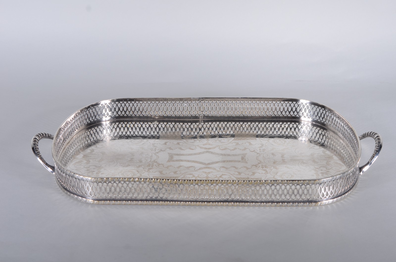 Bandeja de metal prateado com alças. Com desgastes. - foto 3 de 7