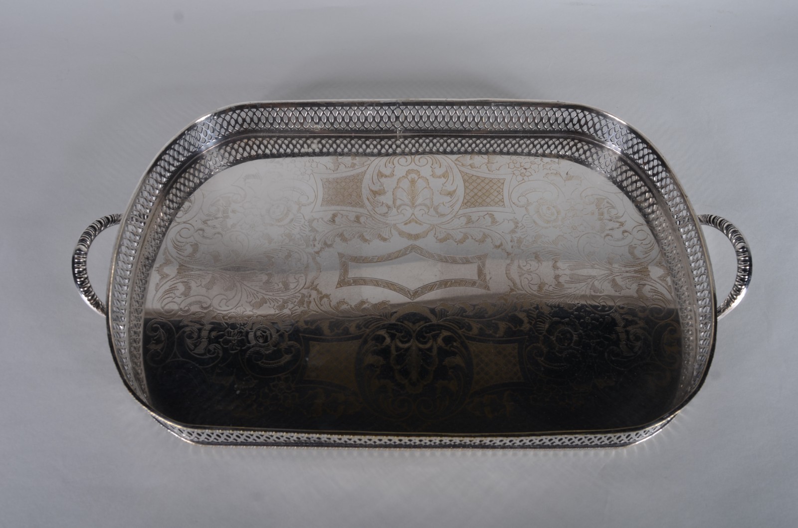 Bandeja de metal prateado com alças. Com desgastes. - foto 4 de 7