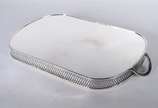 Bandeja de metal prateado com alças. Com desgas... - Bandeja de metal prateado com alças. Com desgastes.