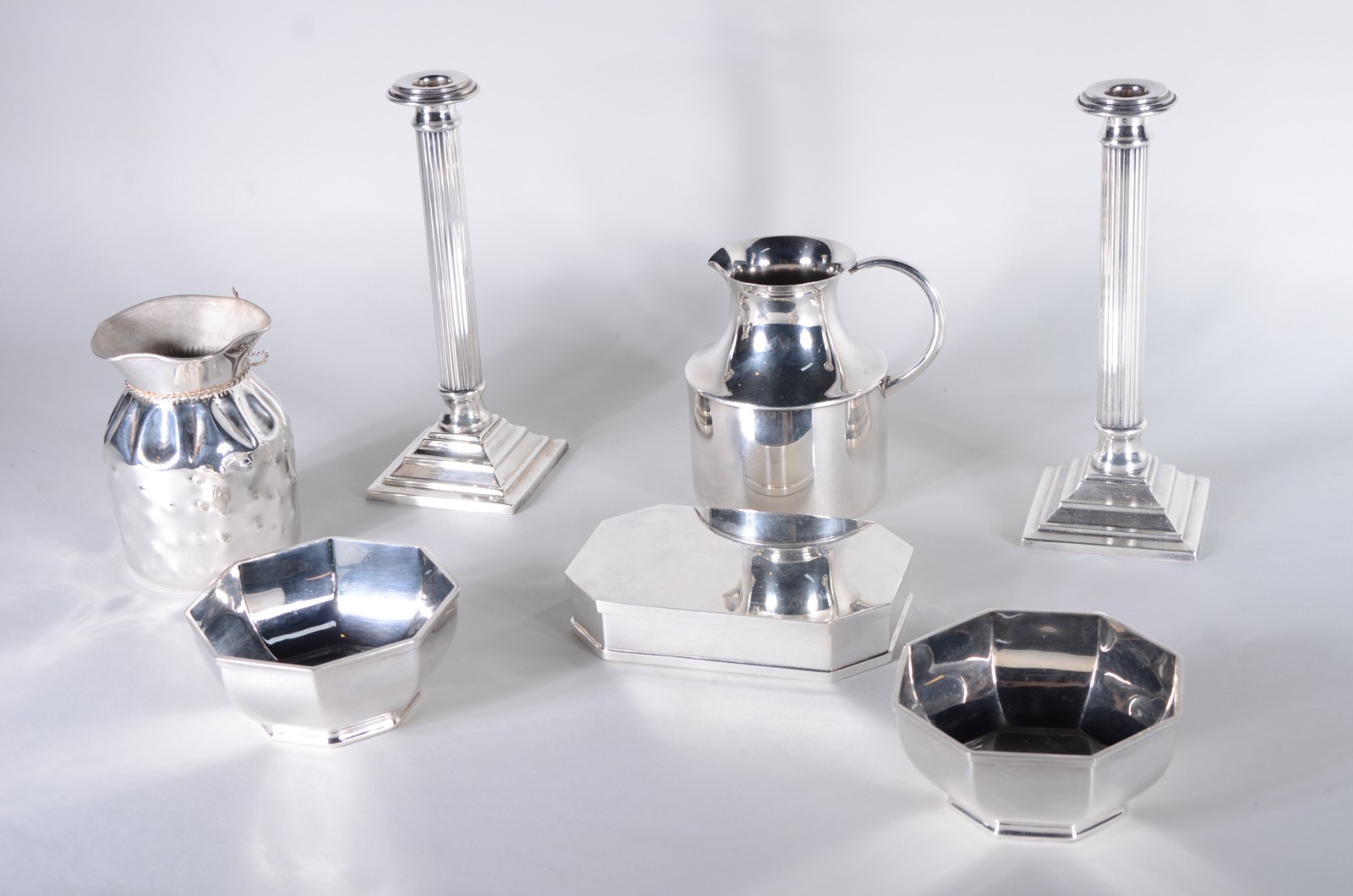 Diversas peças de metal prateado, sendo: 2 bowls oitavados, par de... - foto 1 de 10
