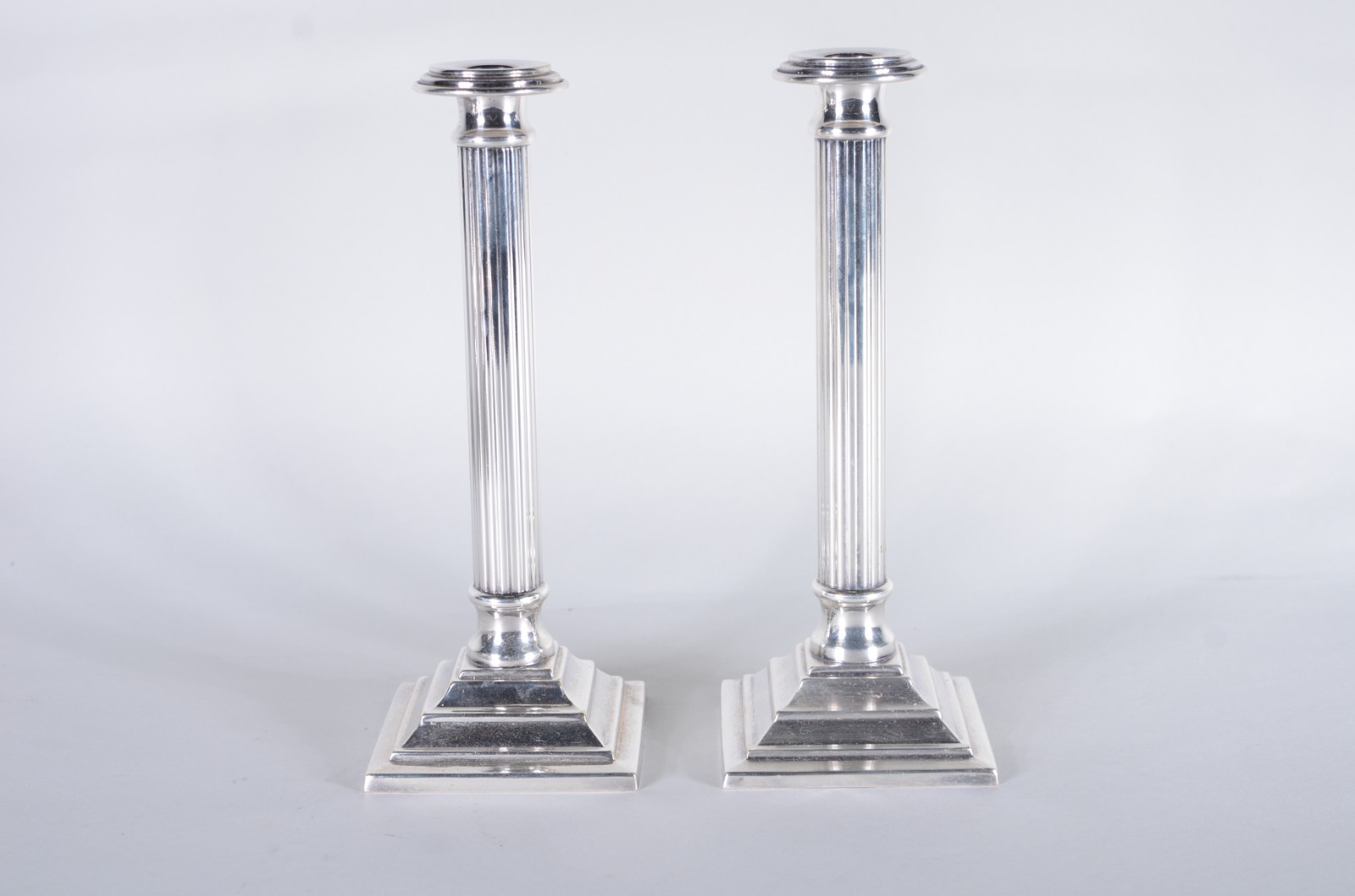Diversas peças de metal prateado, sendo: 2 bowls oitavados, par de... - foto 3 de 10