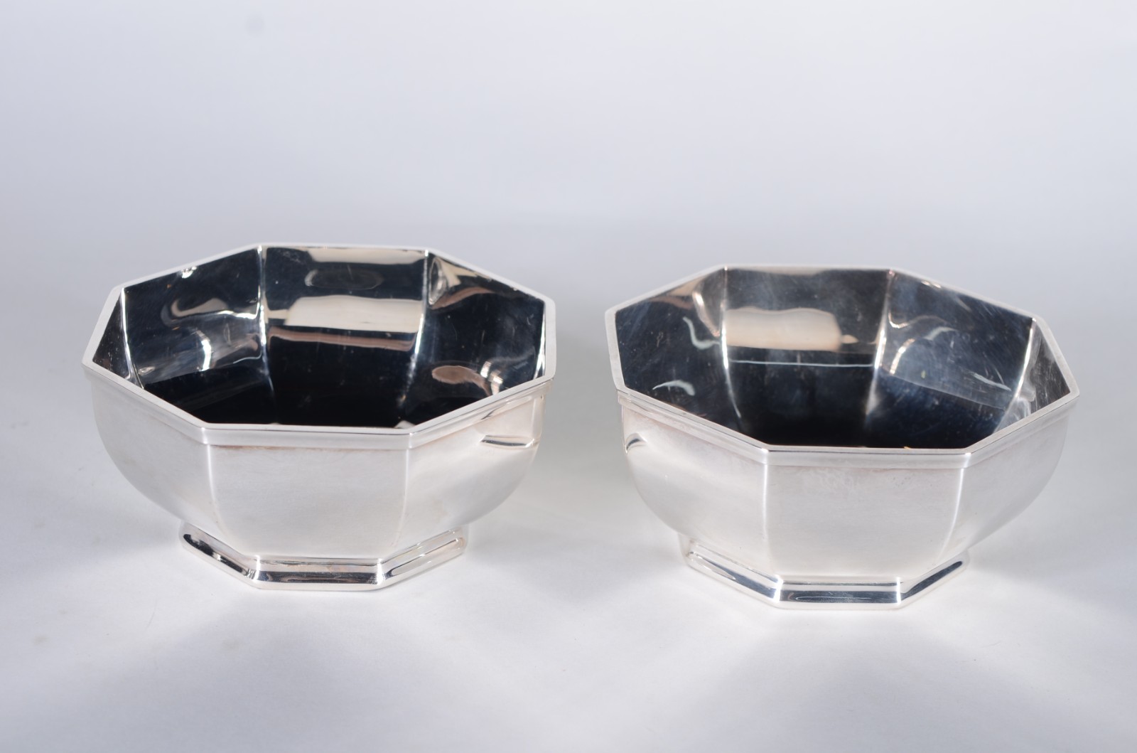 Diversas peças de metal prateado, sendo: 2 bowls oitavados, par de... - foto 4 de 10
