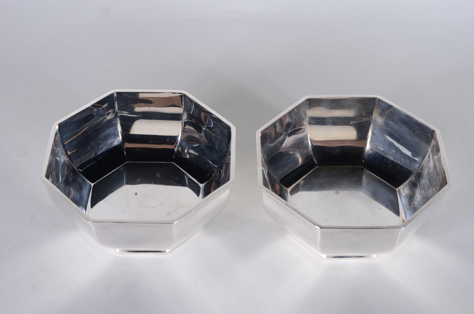 Diversas peças de metal prateado, sendo: 2 bowls oitavados, par de... - foto 5 de 10