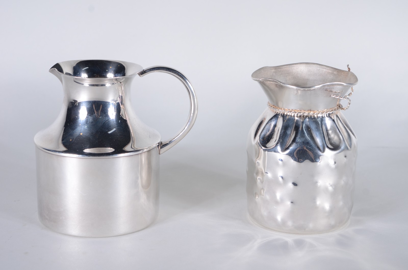 Diversas peças de metal prateado, sendo: 2 bowls oitavados, par de... - foto 7 de 10