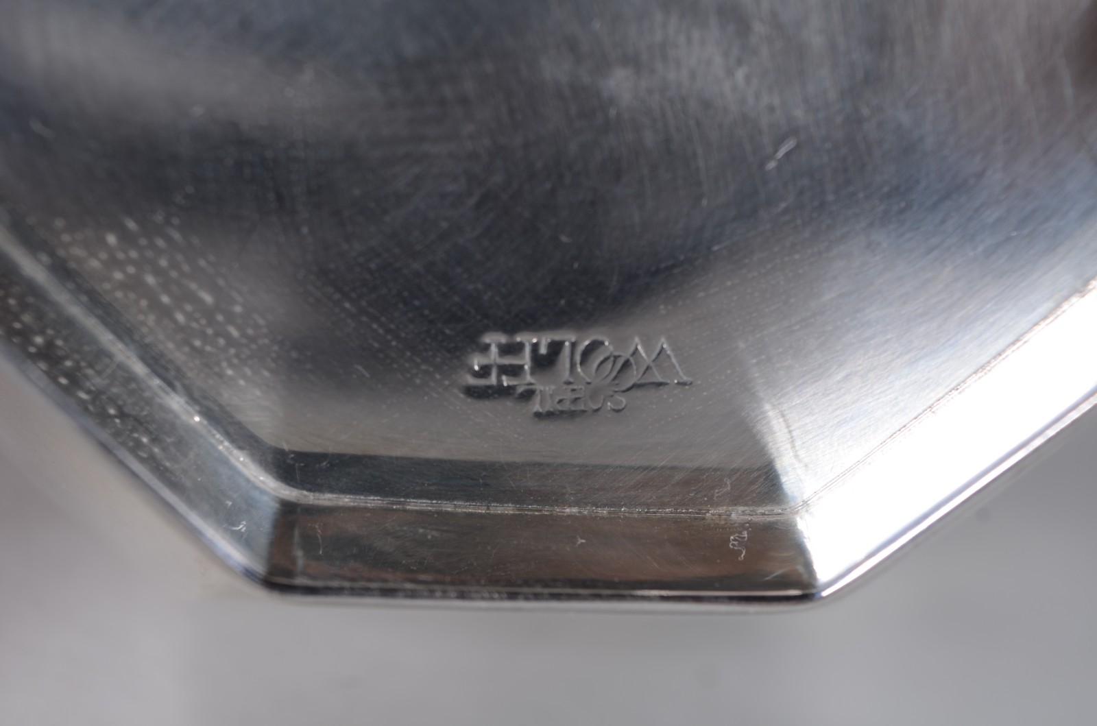 Diversas peças de metal prateado, sendo: 2 bowls oitavados, par de... - foto 8 de 10