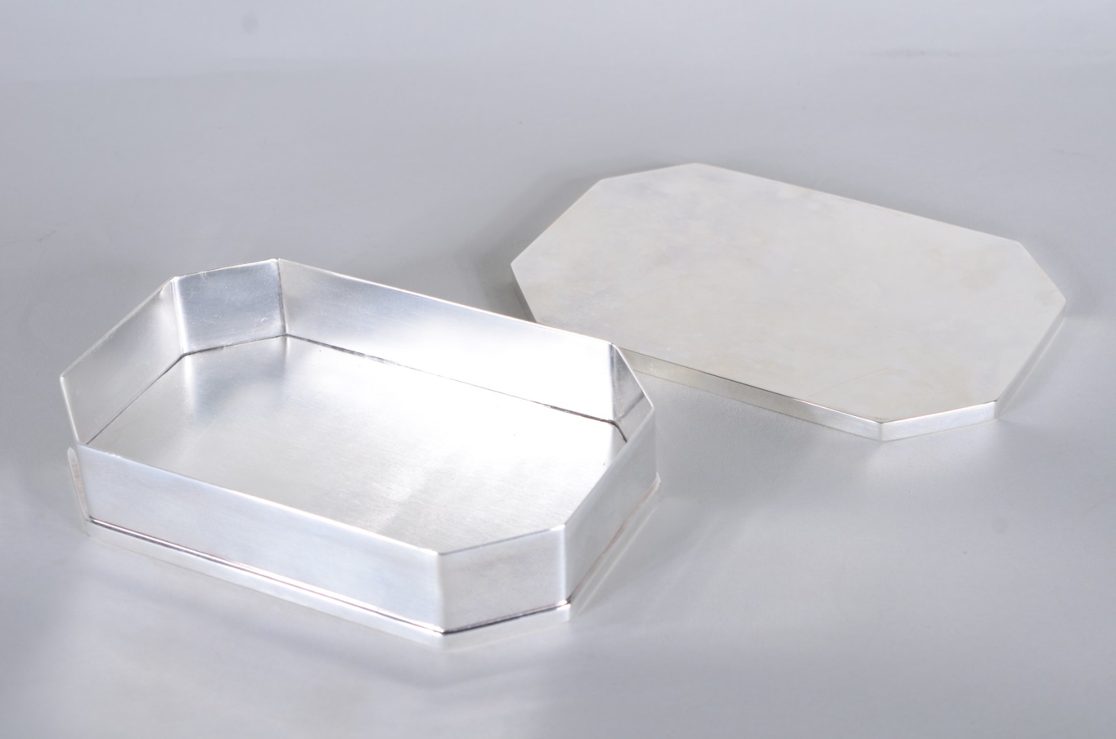 Diversas peças de metal prateado, sendo: 2 bowls oitavados, par de... - foto 9 de 10