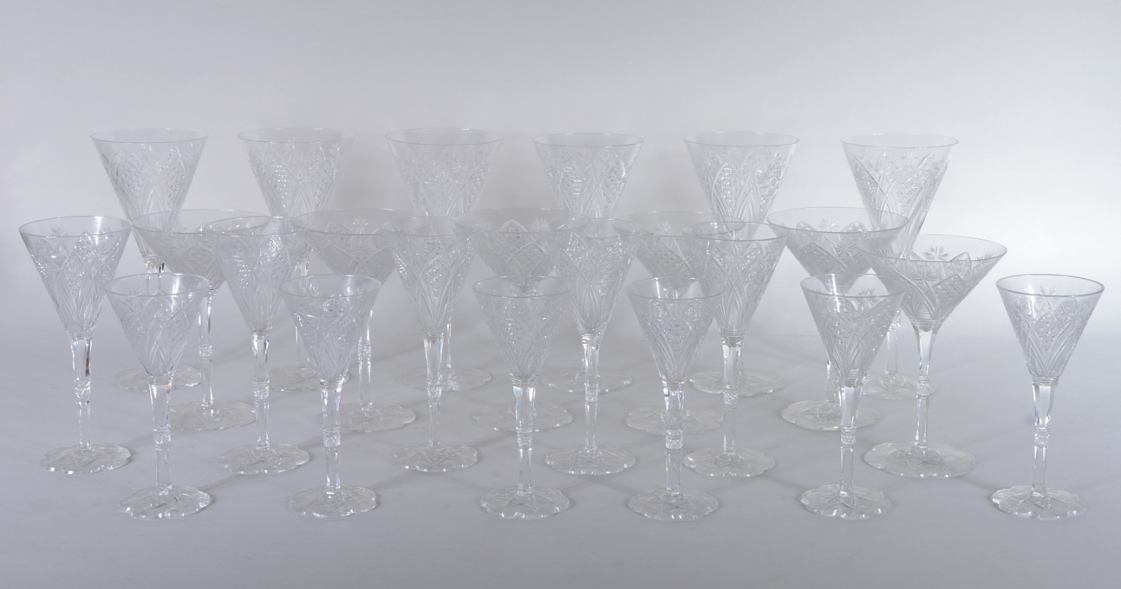 Conjunto de delicadas e elegantes taças de cristal europeu lapidado... - foto 1 de 7