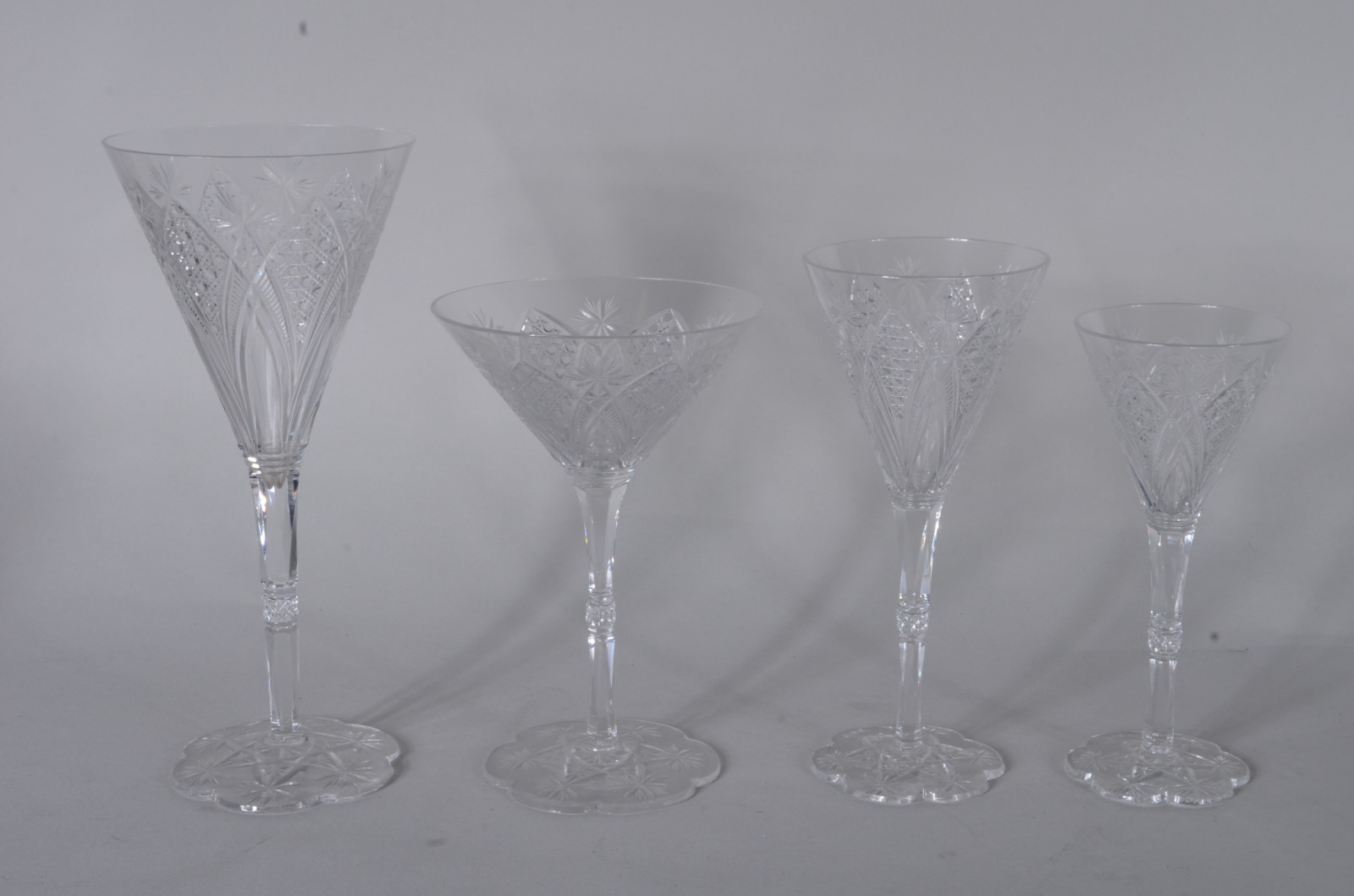 Conjunto de delicadas e elegantes taças de cristal europeu lapidado... - foto 2 de 7