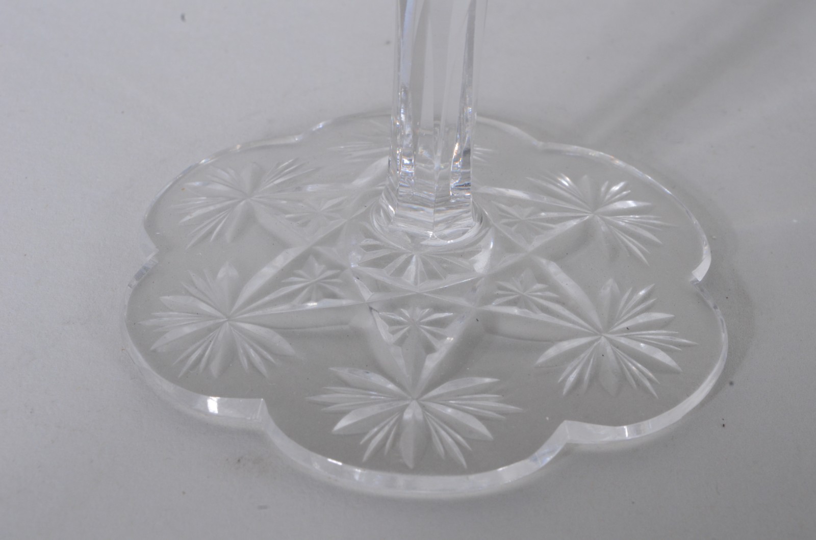 Conjunto de delicadas e elegantes taças de cristal europeu lapidado... - foto 3 de 7