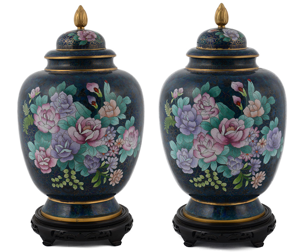 Par de potiches de cloisonne com fundo azul e flores em policromia...