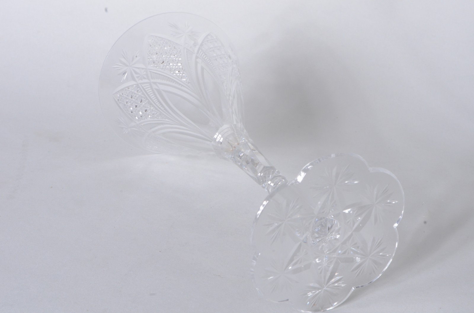 Conjunto de delicadas e elegantes taças de cristal europeu lapidado... - foto 4 de 7