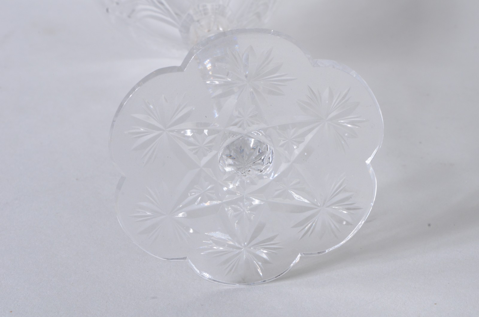 Conjunto de delicadas e elegantes taças de cristal europeu lapidado... - foto 5 de 7