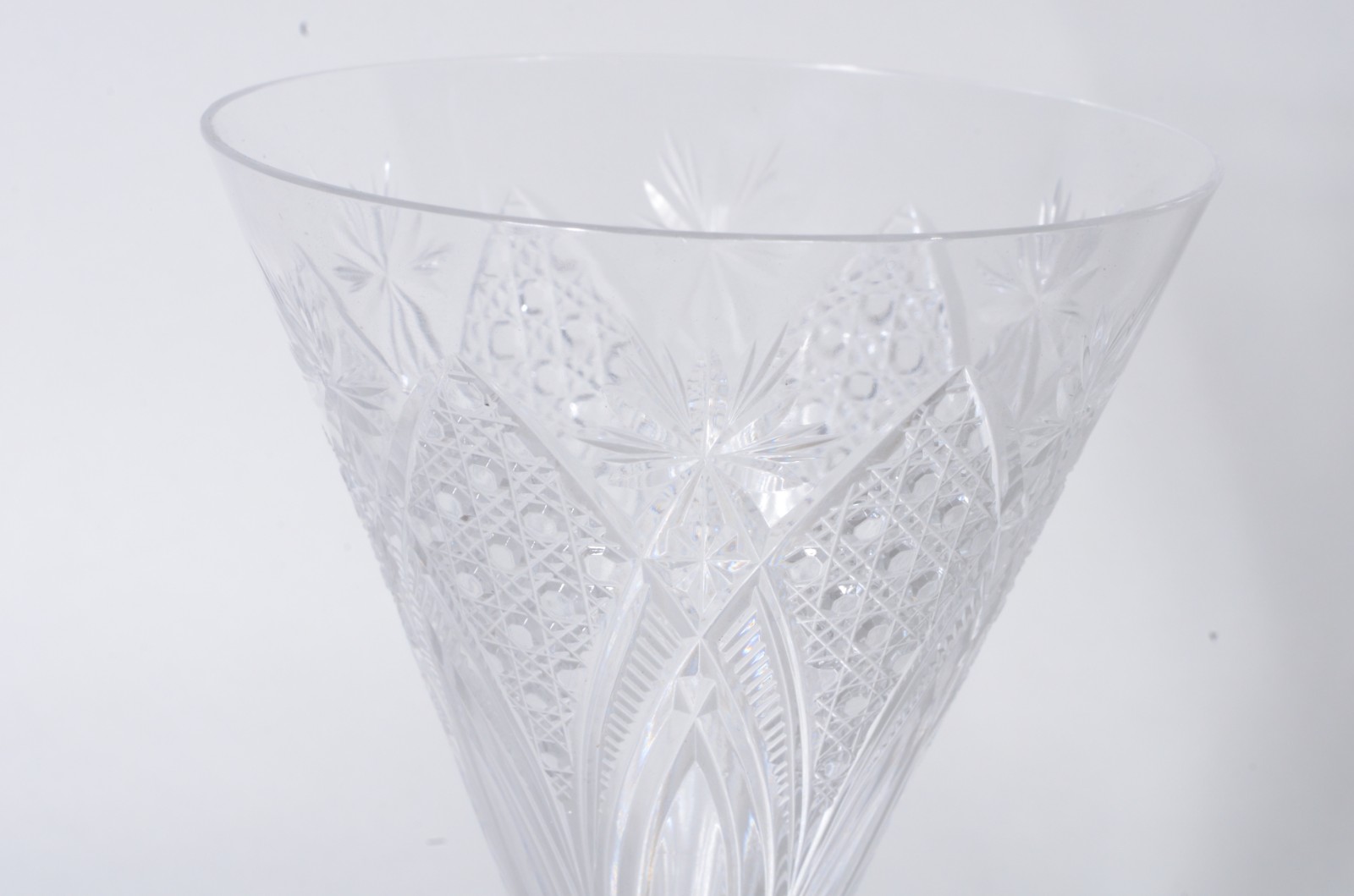 Conjunto de delicadas e elegantes taças de cristal europeu lapidado... - foto 6 de 7
