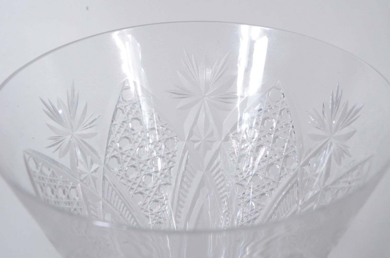 Conjunto de delicadas e elegantes taças de cristal europeu lapidado... - foto 7 de 7