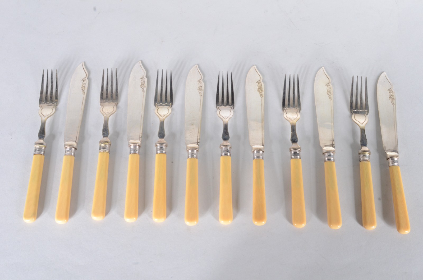 Estojo com 6 facas e 6 garfos para peixe de metal prateado com cabos... - foto 3 de 9