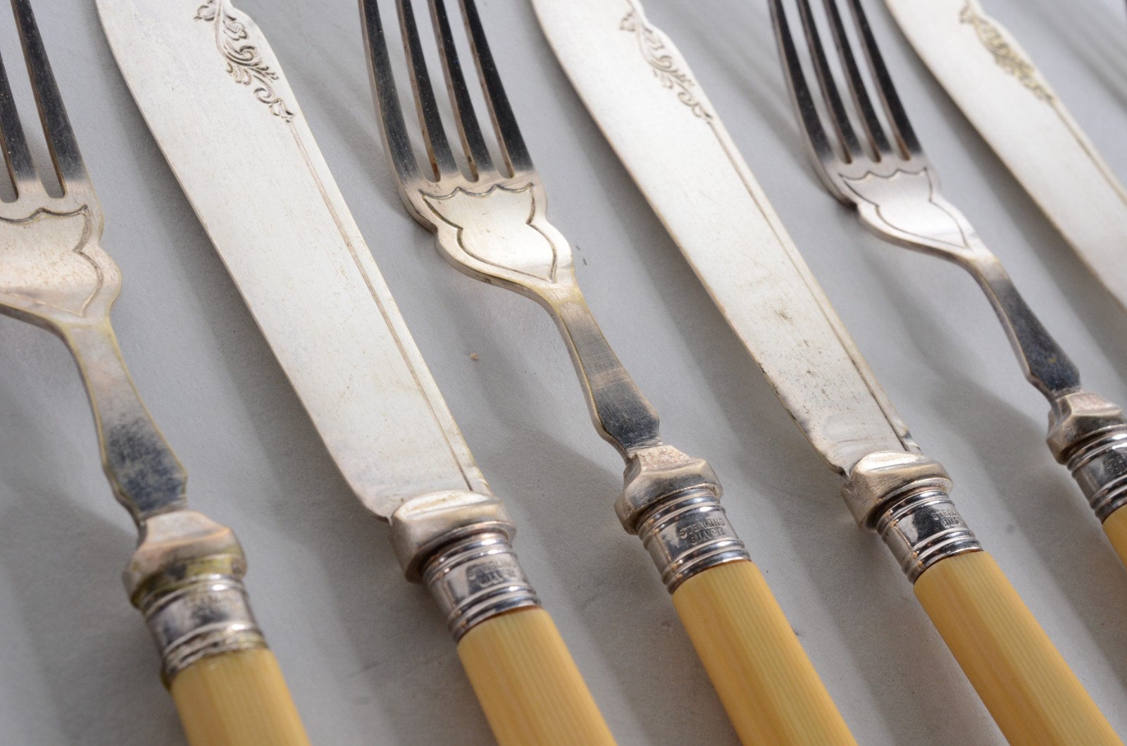 Estojo com 6 facas e 6 garfos para peixe de metal prateado com cabos... - foto 9 de 9