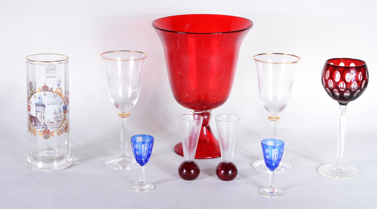 Diversas peças de vidro/cristal, sendo: caneca tcheca, 2 taças com... - foto 1 de 11