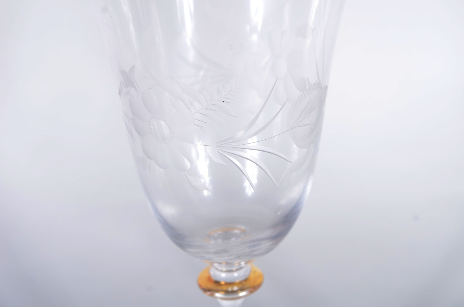 Diversas peças de vidro/cristal, sendo: caneca tcheca, 2 taças com... - foto 4 de 11