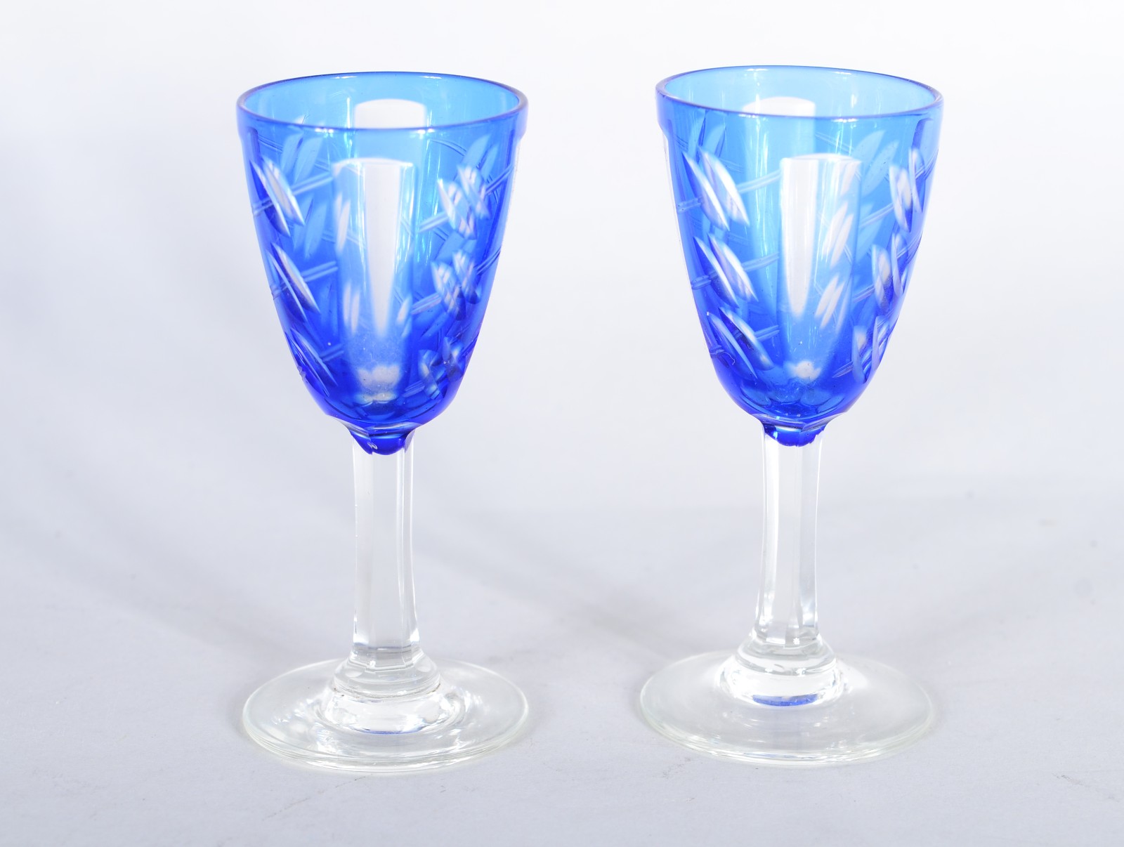 Diversas peças de vidro/cristal, sendo: caneca tcheca, 2 taças com... - foto 8 de 11