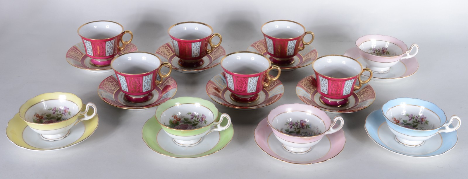 Dois conjuntos de xícaras de chá de porcelana japonesa, sendo: 6 na... - foto 1 de 9
