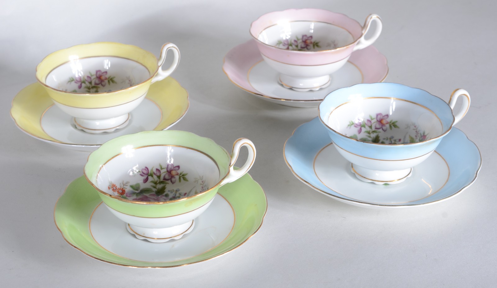 Dois conjuntos de xícaras de chá de porcelana japonesa, sendo: 6 na... - foto 6 de 9