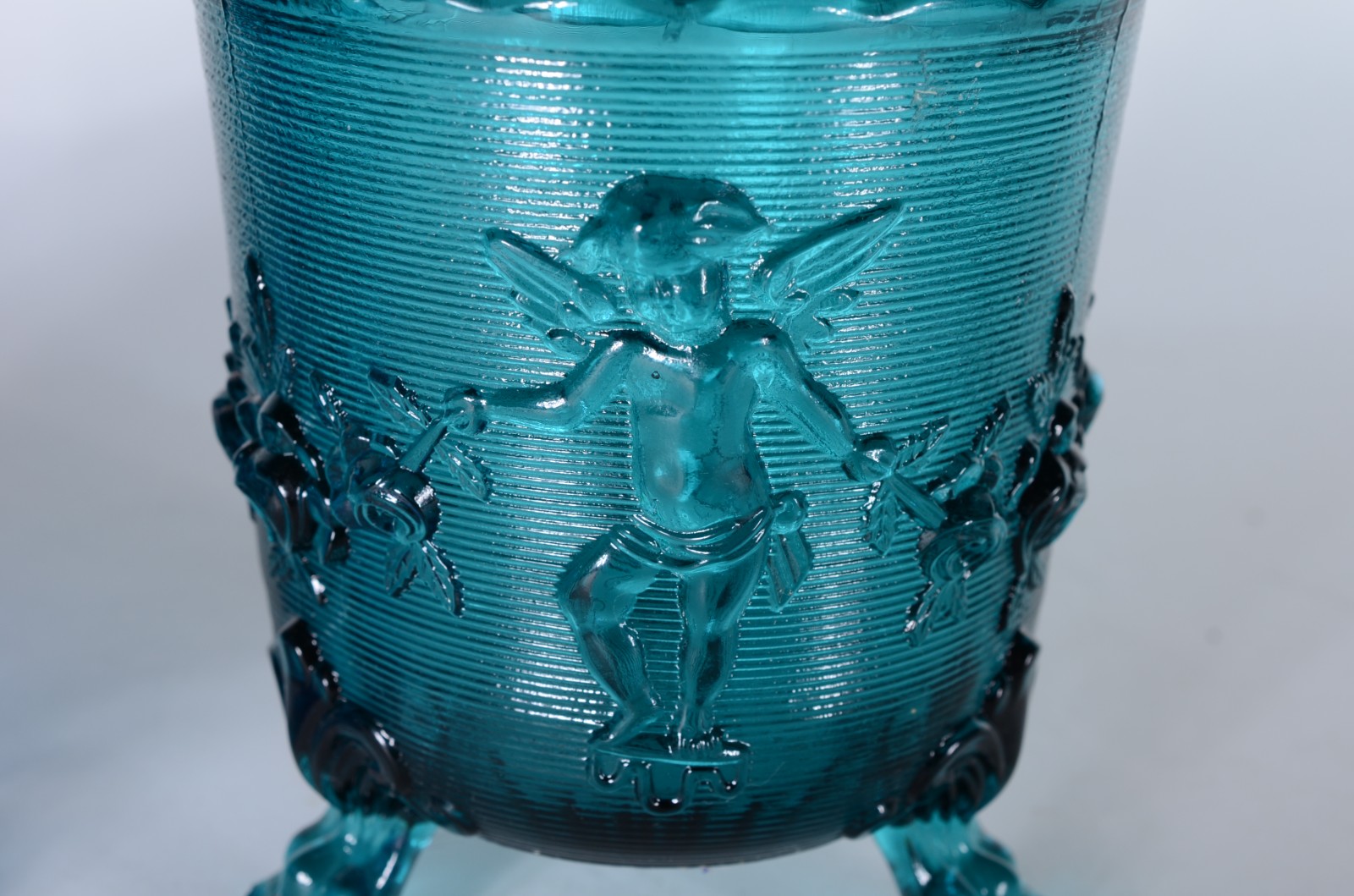 Duas bombonieres de vidro azul com trabalhos em relevo. - foto 8 de 10
