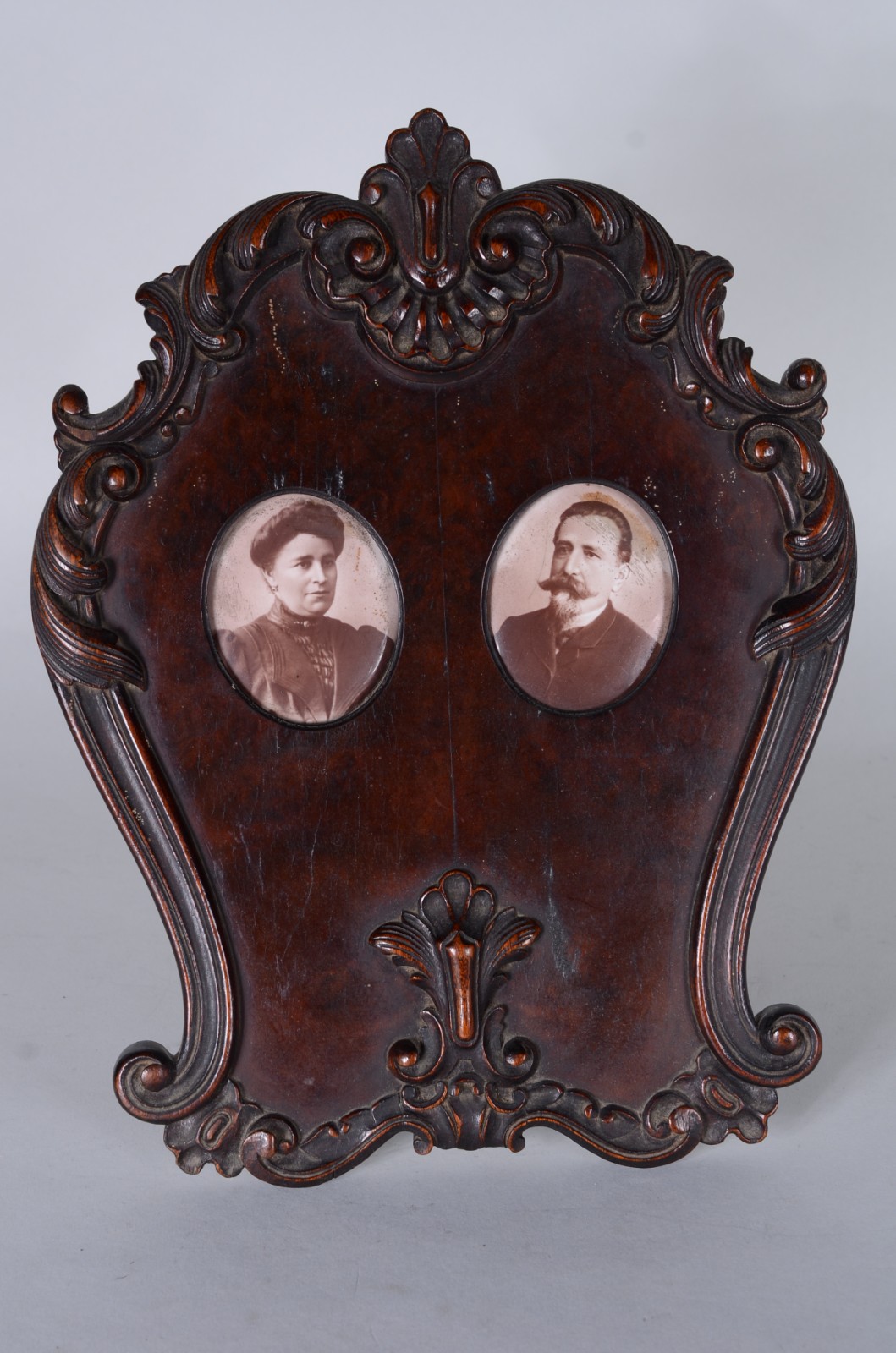 Três peças diversas, sendo: porta retrato de madeira trabalhada para... - foto 2 de 11