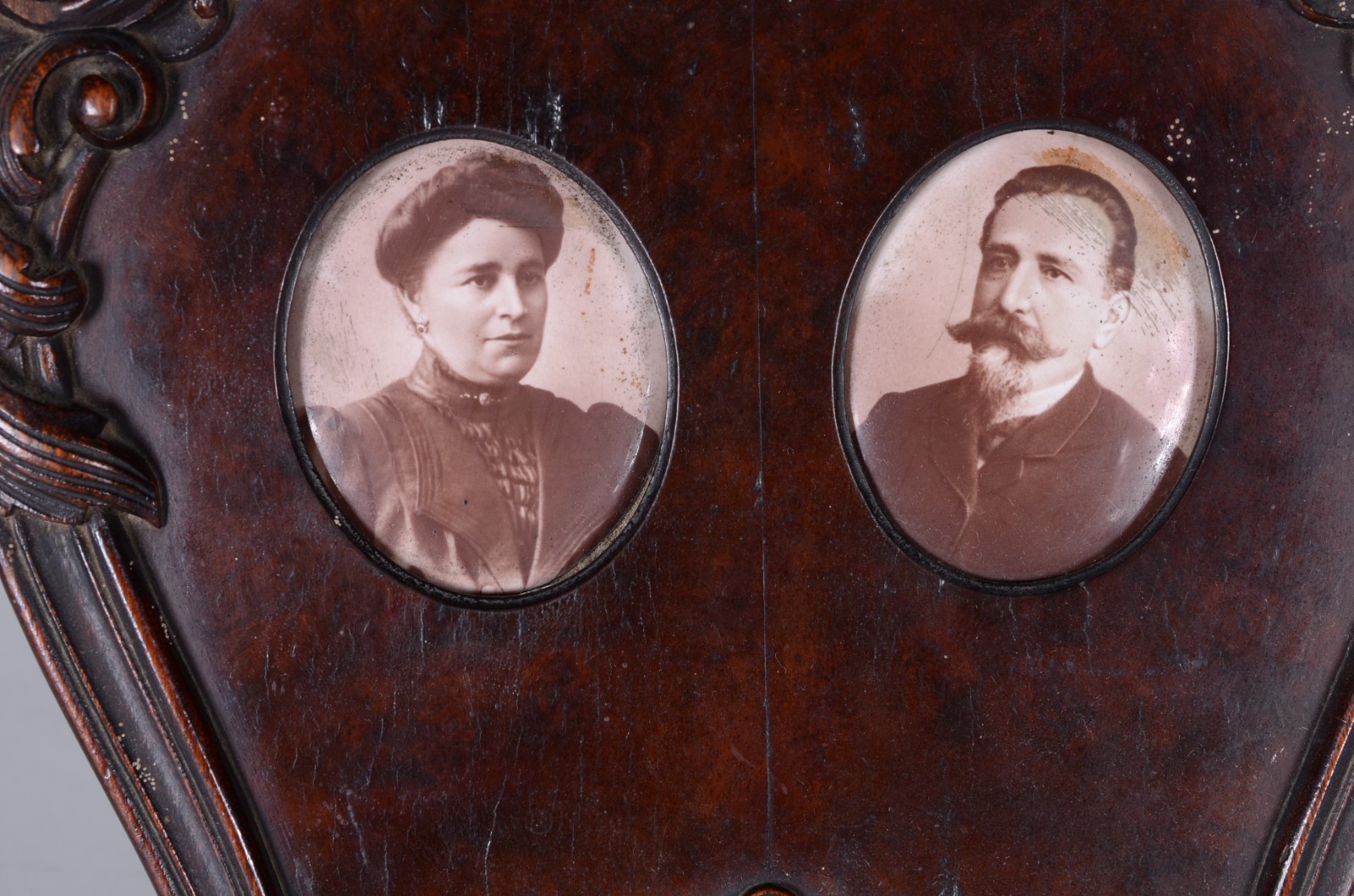 Três peças diversas, sendo: porta retrato de madeira trabalhada para... - foto 4 de 11
