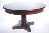 Mesa de jantar de madeira nobre, tampo redondo ... - Mesa de jantar de madeira nobre, tampo redondo apoiado em coluna central cilíndrica, base recortada. Tampo com restauro nas bordas.