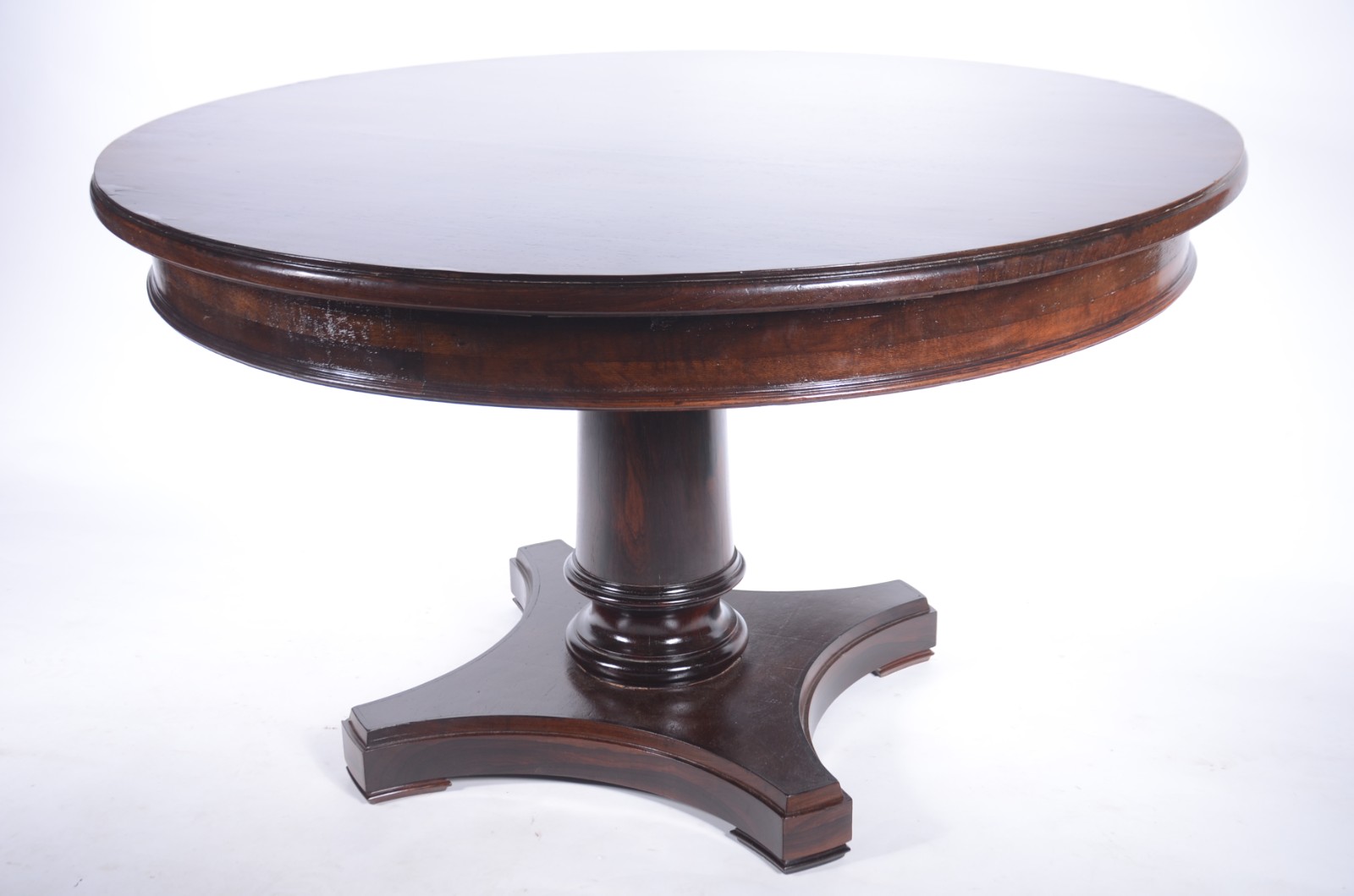 Mesa de jantar de madeira nobre, tampo redondo apoiado em coluna... - foto 1 de 7