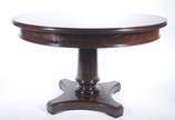 Mesa de jantar de madeira nobre, tampo redondo ... - Mesa de jantar de madeira nobre, tampo redondo apoiado em coluna central cilíndrica, base recortada. Tampo com restauro nas bordas.