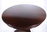 Mesa de jantar de madeira nobre, tampo redondo ... - Mesa de jantar de madeira nobre, tampo redondo apoiado em coluna central cilíndrica, base recortada. Tampo com restauro nas bordas.