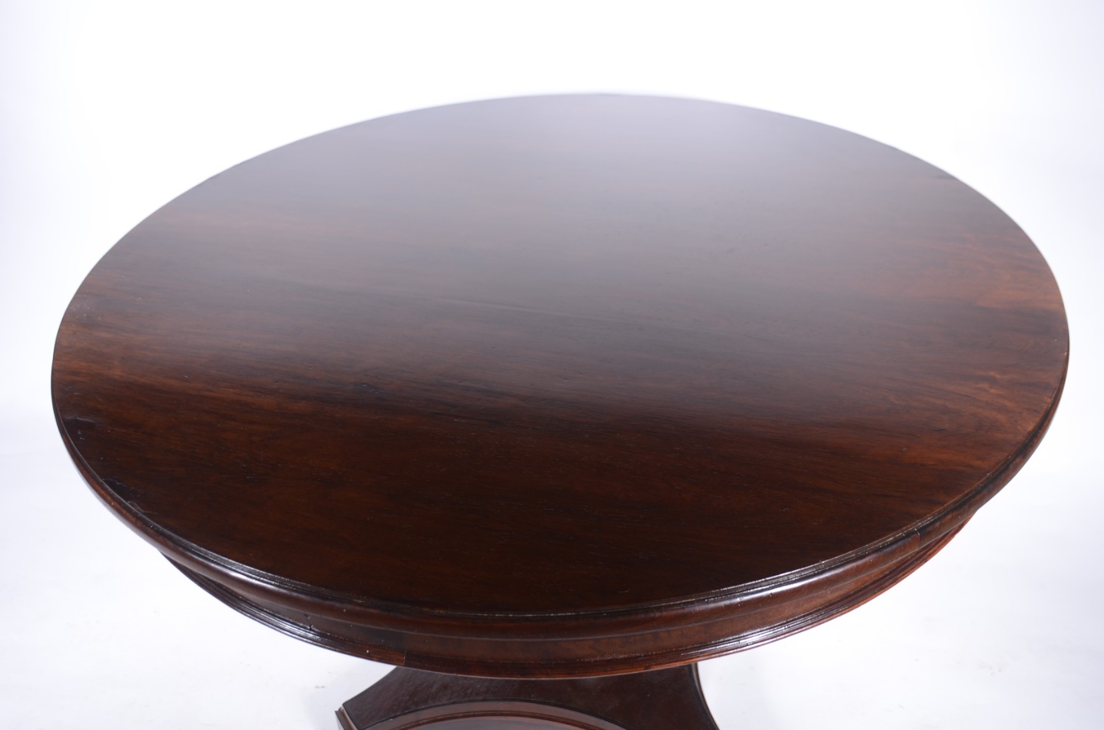 Mesa de jantar de madeira nobre, tampo redondo apoiado em coluna... - foto 5 de 7